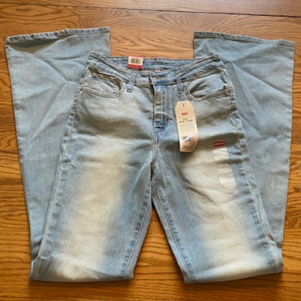 Levi’s High Rise Flare jeans 28x32 NWT